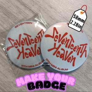 Op de afbeelding: Twee ronde, lichtblauwe glitterknopen met de tekst "Seventen Heaven" in het rood. De knopen hebben een diameter van 5,8 cm en zijn van het 11e Mini Album. De knopen zijn verpakt in een doorzichtige plastic zak.