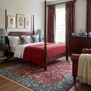 Puede incluir: Una alfombra rectangular grande con un centro rojo intenso y patrones florales intrincados en tonos azul, crema y verde, enmarcada por un borde decorativo ancho. La alfombra está colocada en un dormitorio con una cama de dosel de madera.