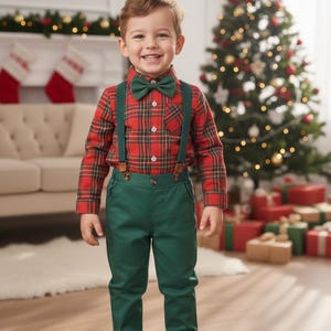 Conjunto navideño para niño pequeño • Camisa a cuadros, pantalones verdes y tirantes