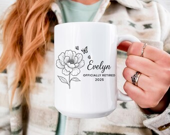 Élégante tasse de retraite personnalisée, cadeau de retraite 2025 pour femme, nom personnalisé, dessin au trait floral, tasse à café, tasse officiellement à la retraite, cadeau