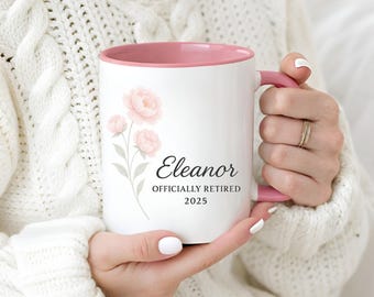 Mug floral doux pour la retraite, cadeau de retraite 2025 personnalisé pour femme, nom personnalisé, tasse à café avec fleurs, tasse souvenir officiellement retirée