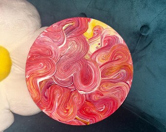 Pintura de círculos en espiral rojos y amarillos