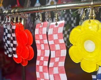 Pendientes largos de cuadros rosas con un toque moderno