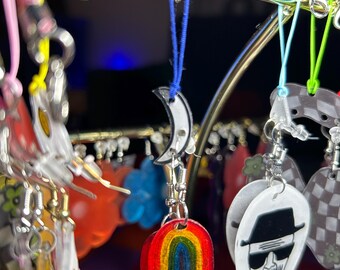 Estoy encantada con estos pendientes de arcoíris con soporte para pendientes en forma de media luna.