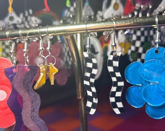 Pendientes largos y finos con cuadros negros