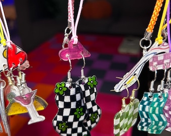 Pendientes de cuadros negros con flores verdes y portapendientes