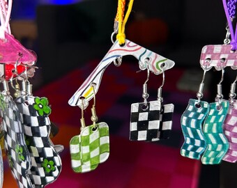 Conjunto de pendientes con cuadros verdes y negros con soporte para pendientes.