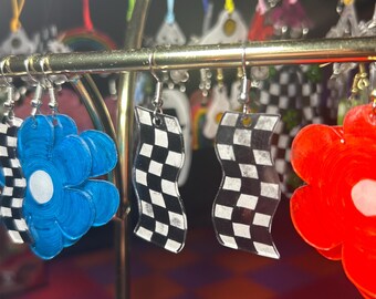 Pendientes largos de cuadros negros con estilo