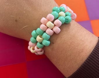 Brazalete Kandi con flores rosas y verdes (talla S) con cuentas en tonos pastel