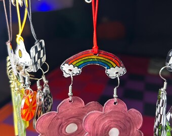 Pendientes grandes de flores moradas con soporte para pendientes de arcoíris
