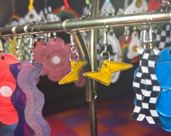 Pendientes pequeños de rayo amarillo