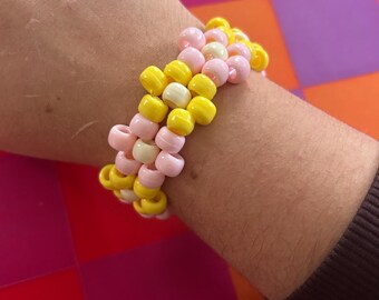 Brazalete Kandi con flores rosas y amarillas (talla S) con cuentas en tonos pastel