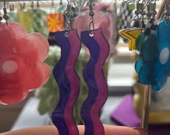 Pendientes largos morados de dos tonos con un toque moderno