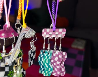 Elegante juego de pendientes a cuadros azules y morados con soporte para pendientes.