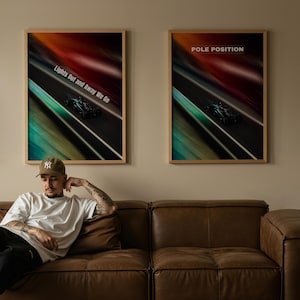 Puede incluir: Dos láminas enmarcadas con temática de carreras. Una lámina dice "Lights Out and Away We Go" y la otra "Pole Position". Ambas muestran un coche de carreras en una pista borrosa y colorida. Los marcos son de color marrón claro.