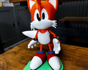 Modelo impreso en 3D de Tails Sonic Hedgehog de aproximadamente 24 cm de altura.