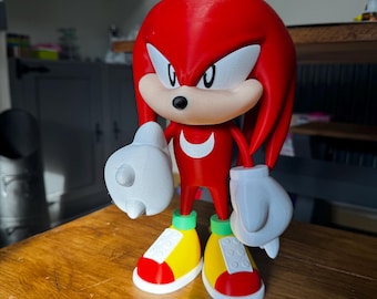 Modelo impreso en 3D de Knuckles Sonic Hedgehog de aproximadamente 24 cm de altura.