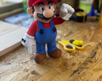 Modelo impreso en 3D de Mario, modelo de aproximadamente 24 cm de altura.