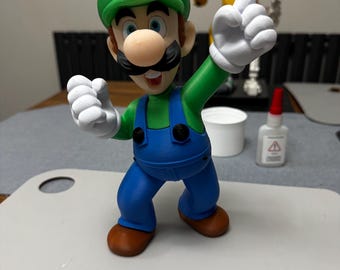 Modelo impreso en 3D de Luigi, modelo de aproximadamente 24 cm de altura.