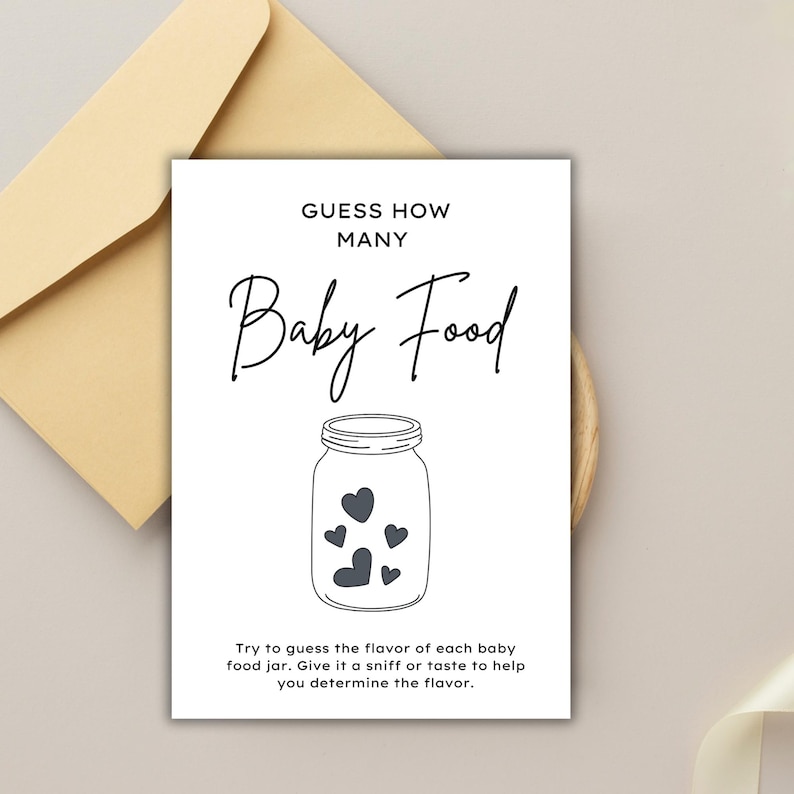 K&ouml;nnte beinhalten: Eine wei&szlig;e Babyparty-Spielkarte mit dem Text "GUESS HOW MANY Baby Food". Unter dem Text ist ein Glas mit Herzen abgebildet. Die Karte wird von einem beigen Umschlag begleitet. Die Anweisungen der Karte sind unter der Gl&auml;serillustration abgedruckt.