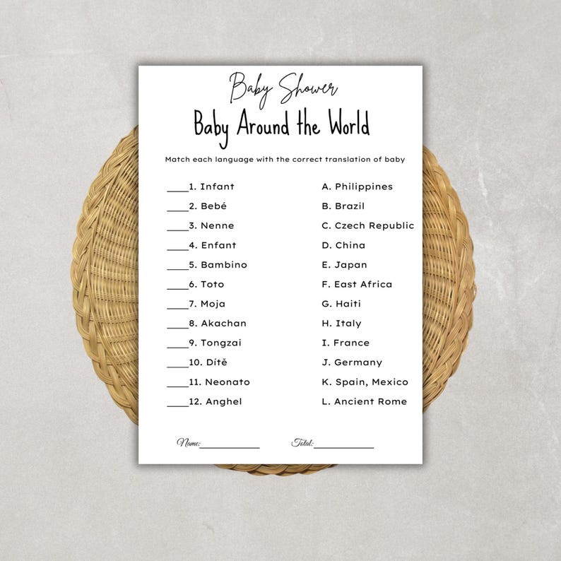 K&ouml;nnte beinhalten: Eine wei&szlig;e Babyparty-Spielkarte mit dem Titel "Baby Around the World" mit L&uuml;ckentext-Fragen. Die Karte befindet sich auf einem gewebten, kreisf&ouml;rmigen Platzset. Das Spiel fragt nach der Zuordnung von Baby&uuml;bersetzungen zu L&auml;ndern.