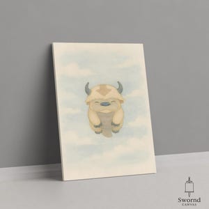 Puede incluir: Impresión en lienzo con una ilustración en acuarela de una criatura de dibujos animados parecida a un bisonte, con una cara sonriente, cuernos pequeños y un color marrón claro. El fondo es un cielo azul claro con nubes blancas. El lienzo está apoyado en una pared gris.