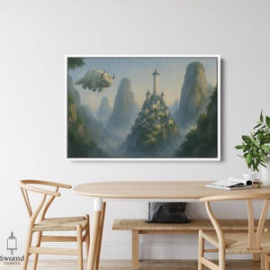 Puede incluir: Impresión en lienzo enmarcada que presenta un paisaje de fantasía con un bisonte volador y un castillo en una montaña. La obra de arte tiene un estilo suave y pictórico con colores apagados, que representa un entorno sereno y brumoso.