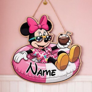 Colgador de puerta de madera personalizado con flotador de piscina de Minnie Mouse para verano, decoración de pared personalizada para casa de playa tropical, letrero de bienvenida para patio exterior.