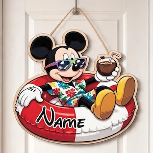 Colgador de puerta de madera personalizado con flotador de piscina de Mickey Mouse para verano, decoración de pared personalizada para casa de playa tropical, letrero de bienvenida para exteriores