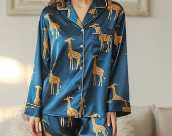 Blauw satijnen girafpyjama, luxe nachtkleding met dierenprint, safari satijnen loungeset, girafpyjama, zijdezachte nachtkleding cadeau voor haar