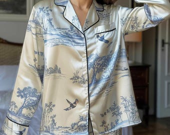 Pijama de satén Toile de Jouy para mujer, ropa de dormir de lujo en azul crema, elegante pijama de satén estampado, regalo de ropa de estar en casa estilo campestre francés.