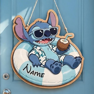 Colgador de puerta de madera personalizado con flotador de piscina de verano Stitch, decoración de pared para casa de playa tropical con nombre personalizado, letrero de bienvenida para patio exterior, idea de regalo