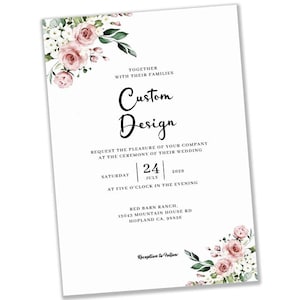 Puede incluir: Invitaci&oacute;n de boda blanca con detalles florales en rosa y verde. La invitaci&oacute;n incluye el texto "Custom Design" y detalles del evento. La invitaci&oacute;n es para una ceremonia de boda.