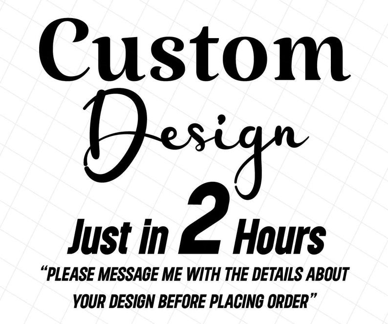Puede incluir: Texto negro sobre fondo blanco: "Custom Design Just in 2 Hours". Debajo, un mensaje solicita detalles antes de realizar el pedido. El dise&ntilde;o est&aacute; en una fuente audaz y estilizada, ideal para art&iacute;culos personalizados.