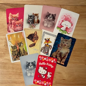 Restos de naipes de gatos, conjunto de 10 diseños de gatos diferentes, tarjetas temáticas de gatos nuevas y antiguas con Hello Kitty, Chessie, gatitos lindos, álbum de recortes