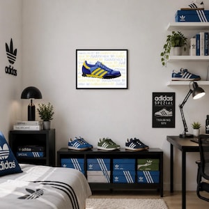 Op de afbeelding: Een kamer ingericht met Adidas-artikelen. Een ingelijste afbeelding van een blauwe en gele Adidas-schoen hangt aan de muur. Verschillende paren Adidas-sneakers worden tentoongesteld op planken en een lage tafel. Adidas-dozen zijn eronder gestapeld.