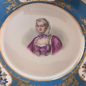 Może przedstawiać: Zestaw trzech ceramicznych wazonów o różnych wysokościach i kształtach. Wazony są glazurowane na matowo biało, co daje minimalistyczną estetykę. Najwyższy wazon ma około 25 cm wysokości.