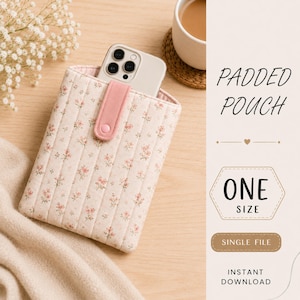 Puede incluir: Una funda acolchada de tela color crema con un pequeño estampado floral rosa, asegurada por una correa con botón a presión rosa. La funda contiene un teléfono inteligente claro. El texto a la derecha dice PADDED POUCH, ONE SIZE, SINGLE FILE, INSTANT DOWNLOAD.
