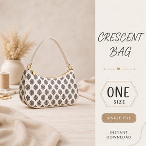 Op de afbeelding: Een halvemaanvormige tas met een herhalend donkergrijs damastpatroon op een witte achtergrond, voorzien van een enkel handvat, goudkleurige hardware en een ritssluiting. Tekst rechts: CRESCENT BAG, ONE SIZE, SINGLE FILE, INSTANT DOWNLOAD.