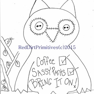 Op de afbeelding: Zwart-witte lijntekening van een uil met grote ogen en een gestikte snavel. De uil draagt een shirt met de tekst "Coffee Sassy Pants Bring It On!" met vinkjes naast de eerste twee regels.