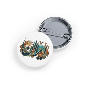 Op de afbeelding: Twee witte ronde knopen met een speld. Eén knoop heeft een ontwerp met het woord "Iran" in Farsi-schrift, samen met een leeuw, zon, adelaar en berg. De tweede knoop is een effen zilveren speldrug.