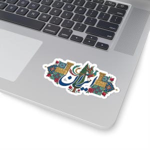 Puede incluir: Una pegatina con la palabra "Irán" en escritura azul estilizada, con un pavo real colorido y un diseño floral. La pegatina tiene un borde blanco y está colocada en un portátil.