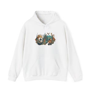 Peut inclure: Sweat-shirt à capuche blanc avec une poche avant et un cordon de serrage. Le devant présente le mot "Iran" en calligraphie ornée et colorée. Le design incorpore des éléments de soleil, de montagnes et d'autres motifs décoratifs.