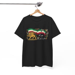 Puede incluir: Camiseta negra con un diseño gráfico colorido que representa una bandera con rayas verdes, blancas y rojas, un león dorado y texto en idioma extranjero. El diseño incluye elementos florales.