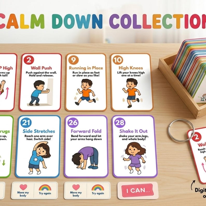 Op de afbeelding: Een set kleurrijke kaarten met oefeninstructies, waaronder "Muurduwen" en "Hoge knie&euml;n", gepresenteerd in een houten doos. De kaarten bevatten illustraties van kinderen die de oefeningen uitvoeren. De tekst "CALM DOWN COLLECTION" staat bovenaan.