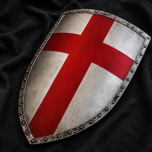 Puede incluir: Un escudo de estilo heráldico con acabado en plata metálica y una prominente cruz roja pintada en el centro. El escudo presenta un borde de metal oscuro y desgastado, asegurado con remaches espaciados uniformemente por todo el borde.
