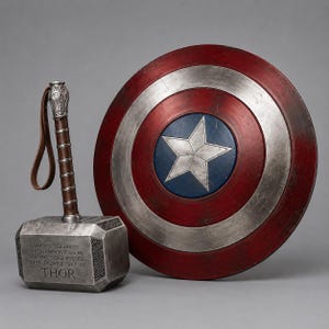 以下が含まれることがあります： 茶色のレザーストラップが付いた銀色のハンマーには「Whosoever holds this hammer, if he be worthy, shall possess the power of Thor」という刻印があり、その横には中央に星が描かれた赤、銀、青の円形の盾が配置されています。
