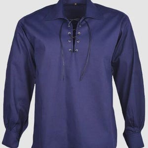 Peut inclure: Une chemise bleu marine à manches longues avec un col et un laçage sur le devant. La chemise a des poignets boutonnés et un design classique. Ce vêtement convient aux reconstitutions historiques ou aux événements à thème.