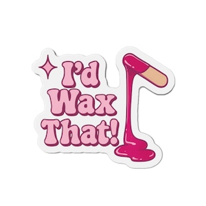 Może przedstawiać: Biała naklejka z napisem "I'd Wax That!" w różowych literach. Projekt zawiera różową kapsułkę z różowym płynem kapiącym z niej. Różowa gwiazda znajduje się w lewym górnym rogu.
