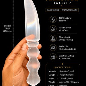 Puede incluir: Una daga de selenita blanca translúcida con un mango tallado y ondulado. La daga mide 17,8 cm de largo y 3 cm de ancho. El texto en la imagen incluye 'SELENITE DAGGER', 'HAND CARVED', 'PREMIUM QUALITY' y detalles del producto.